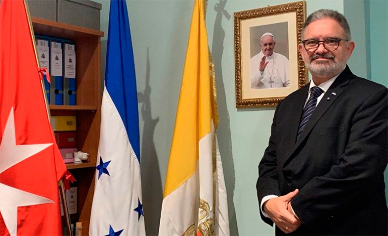 Embajador de Honduras en el Vaticano aclara que no fue destituido