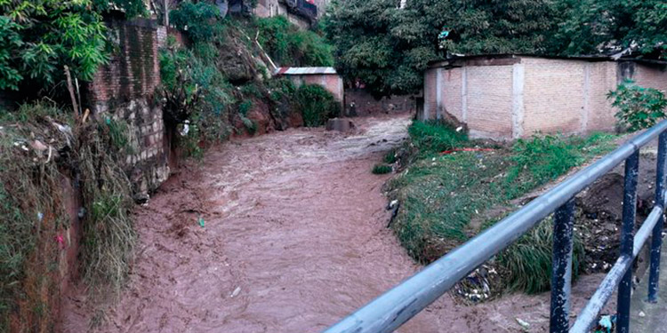 Derrumbes y casas dañadas dejan lluvias en unas ocho colonias