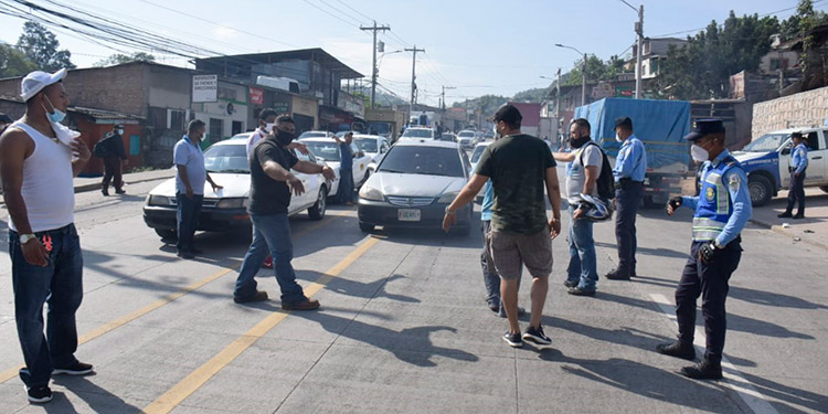 Con toma de cuatro carreteras taxistas y buseros exigen trabajar
