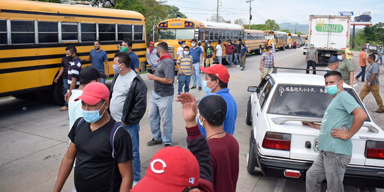 Con toma de cuatro carreteras taxistas y buseros exigen trabajar