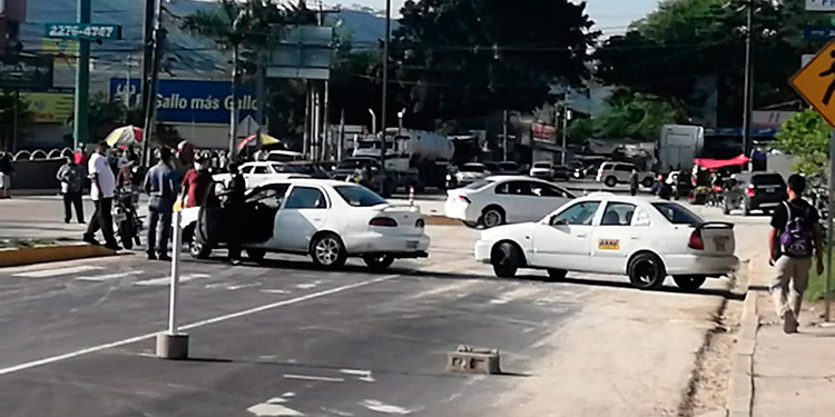 Con toma de cuatro carreteras taxistas y buseros exigen trabajar