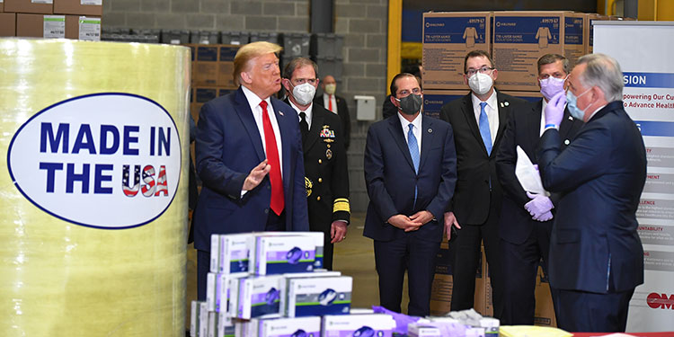 Trump Insinúa que podría ser presidente durante 13 años más