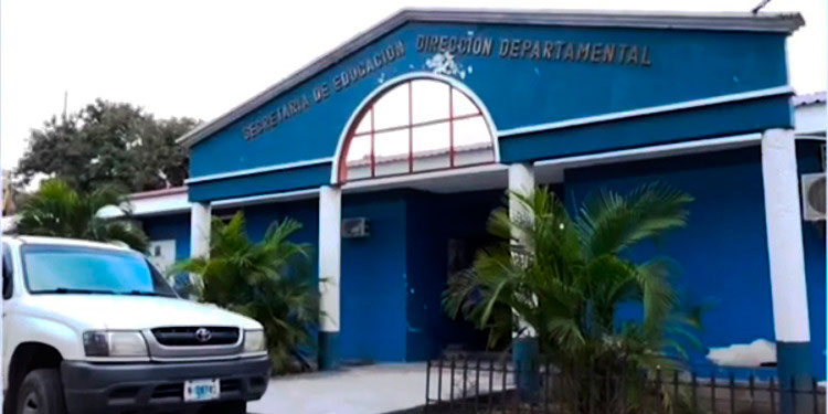 Secretaría de Educación advierte que sancionarán a escuelas que retengan certificados por falta de gago
