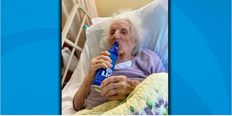 Anciana de 103 años vence al coronavirus y lo celebra bebiendo cerveza