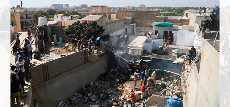 Un avión se estrella en Pakistán con 107 personas a bordo