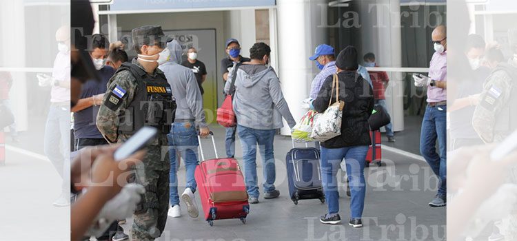 Retornan hondureños varados en EEUU