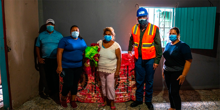 Precandidato a la alcaldía capitalina entrega ayuda a damnificados por lluvias
