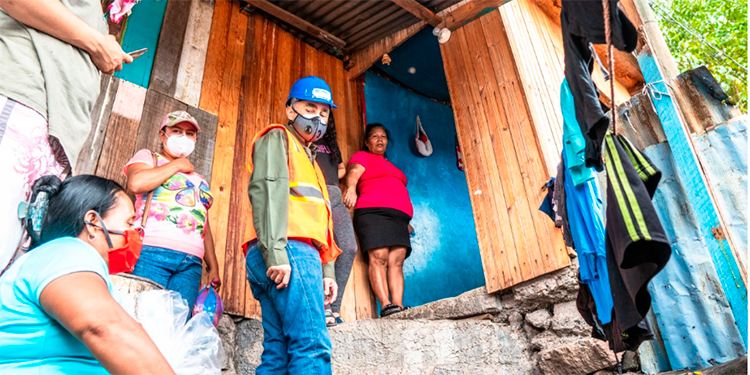 Precandidato a la alcaldía capitalina entrega ayuda a damnificados por lluvias