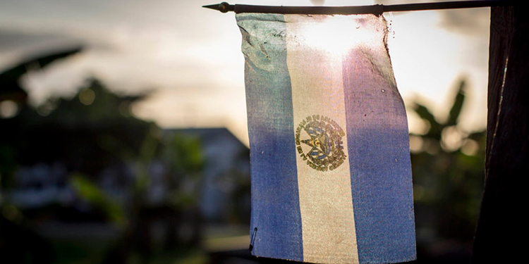 Habitantes de la capital salvadoreña cuelgan banderas para pedir alimentos