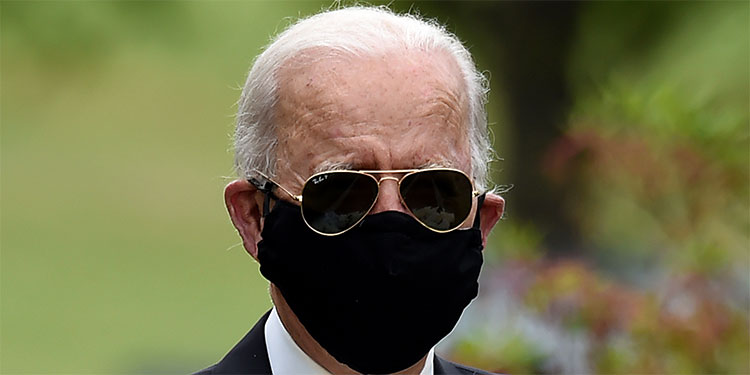 Biden reaparece en público usando máscara y Trump lo critica en Twitter