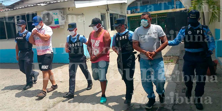 Arrestan a dos hondureños y un nicaragüense por suponerlos responsables del delito de asesinato