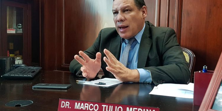 Según científico: reabrir la economía podría llevar a un pico de casos de contagio