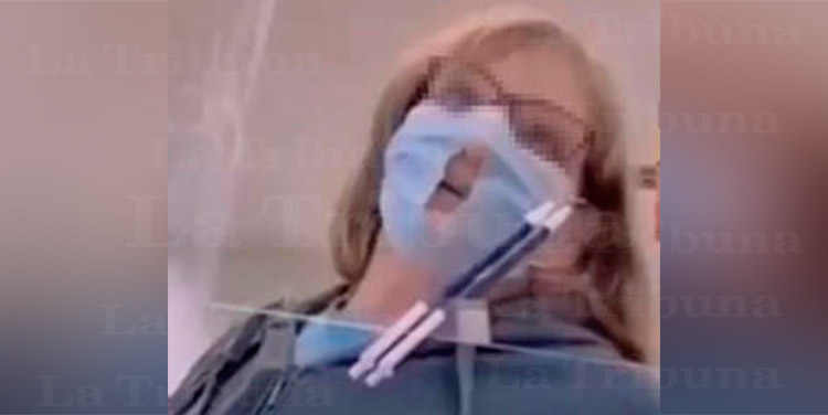 Mujer corta su mascarilla de protección contra el COVID-19 para ‘respirar mejor’ (Video)