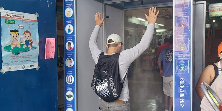 Advierte experta: Rociarse el cuerpo con cloro o alcohol no mata la Covid-19