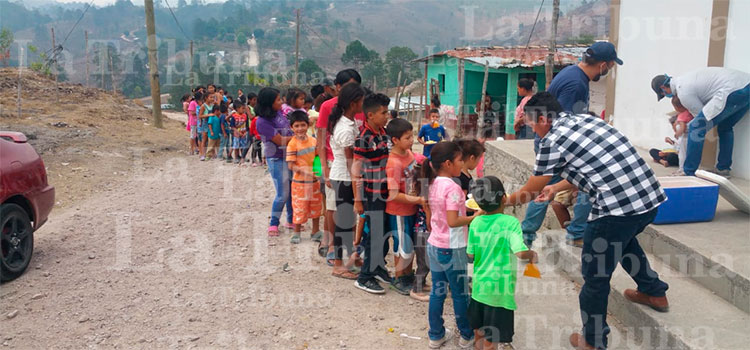 Jóvenes entregan comida a niños de escasos recursos económicos en Siguatepeque