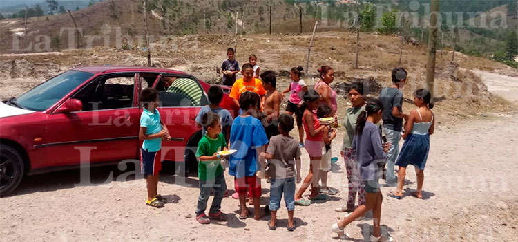 Jóvenes entregan comida a niños de escasos recursos económicos en Siguatepeque
