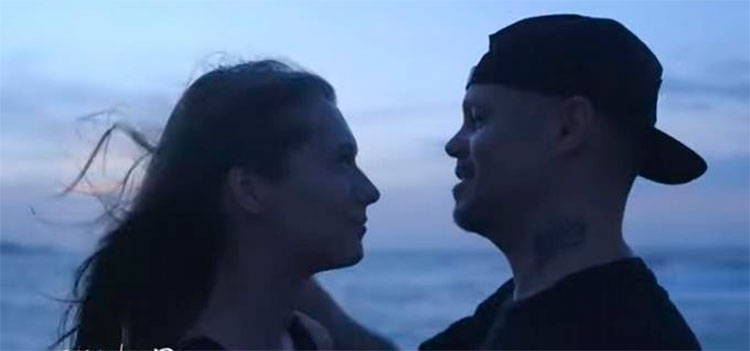 Residente junta 113 besos en su nuevo tema "Antes que el mundo se acabe", entre ellos Honduras (Video)