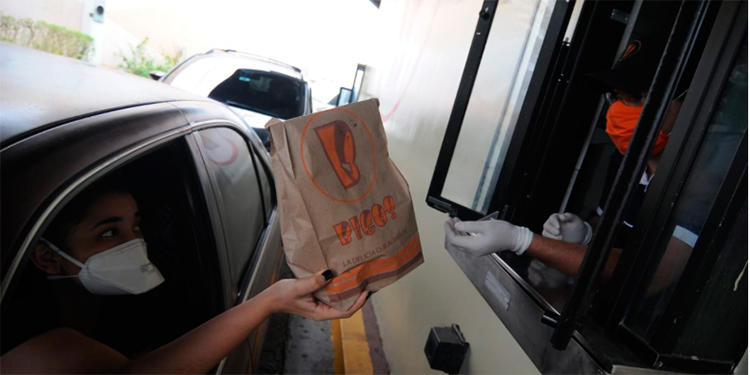 Consumidores abarrotan restaurantes tras apertura por programa piloto (Video)