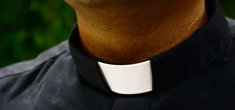 “Te amo y no es pecado”: El polémico mensaje que una joven dejó afuera de una iglesia para un sacerdote