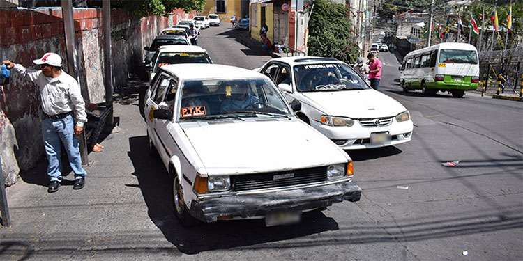 Taxistas proponen tres pasajeros y bioseguridad en reapertura
