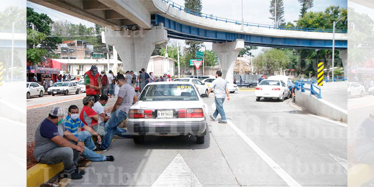 Taxistas en su segundo día consecutivo de protestas exigiendo el bono compensatorio
