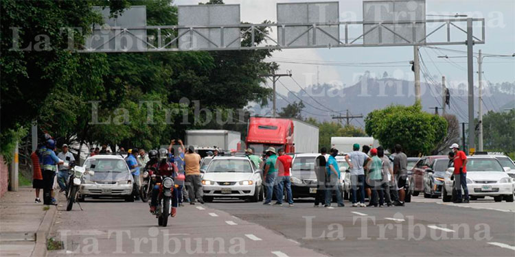 Seis detenidos deja protesta de taxistas en la capital