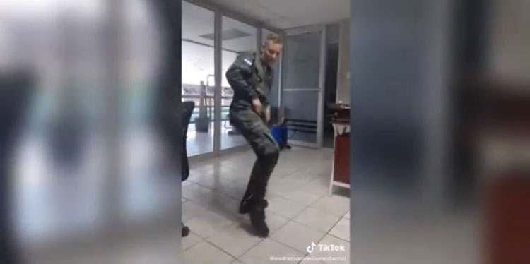 Prohíben a militares grabar videos en la red social de “Tik Tok”