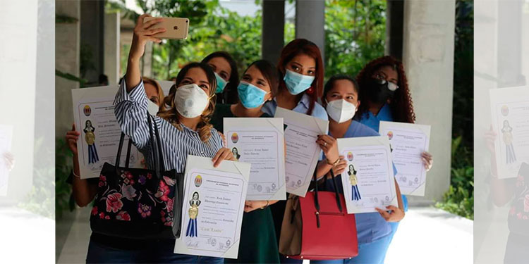Bajo medidas de bioseguridad, cerca de 200 profesionales reciben títulos en la UNAH-VS
