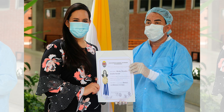 Bajo medidas de bioseguridad, cerca de 200 profesionales reciben títulos en la UNAH-VS