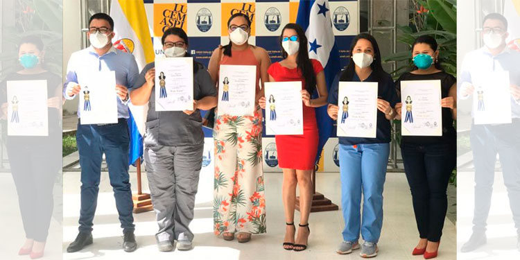 Bajo medidas de bioseguridad, cerca de 200 profesionales reciben títulos en la UNAH-VS