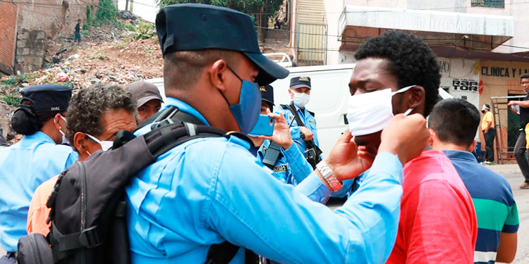 Más de 10 mil mascarillas son entregadas por la Policía en la capital