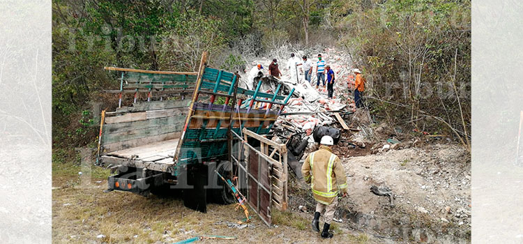 Dos personas muertas deja volcamiento de camión en Gracias, Lempira