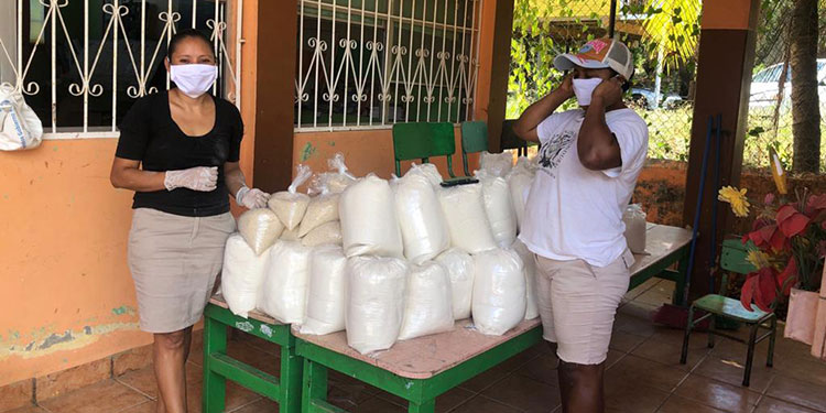 Reciben con alegría alimento escolar para 381000 niños indígenas