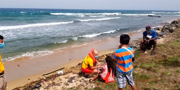 Familia se salva de morir al ser arrastrada por olas
