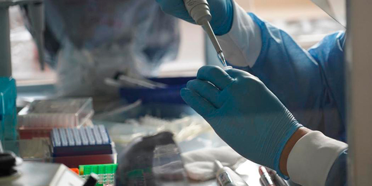 Microbiólogos amenazan con paro de labores por falta de pago