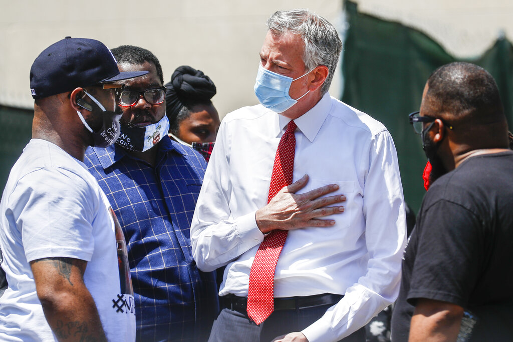 Abuchean al alcalde de Nueva York en un homenaje a George Floyd
