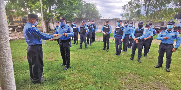 Reconocimiento a policías por devolver cartera con dinero