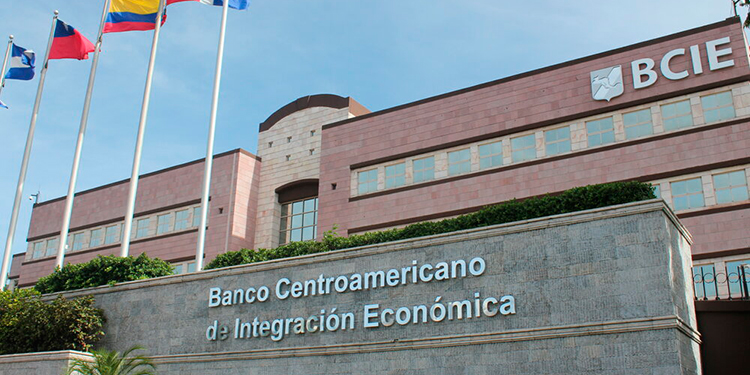 El BCIE aumenta a 130 millones de dólares el crédito a Ficohsa de Honduras