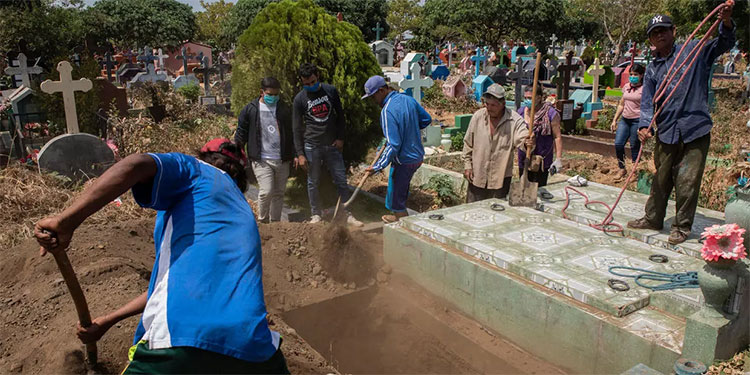 Nicaragua realiza decenas de entierros exprés por la noche en plena pandemia