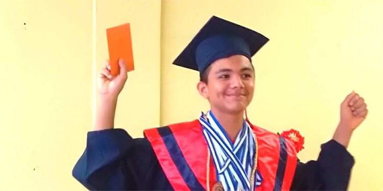 Escuela bilingüe gradúa 15 jóvenes con bioseguridad