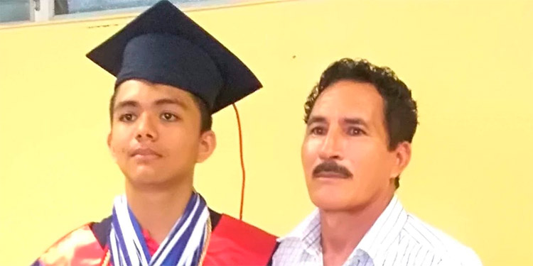 Escuela bilingüe gradúa 15 jóvenes con bioseguridad
