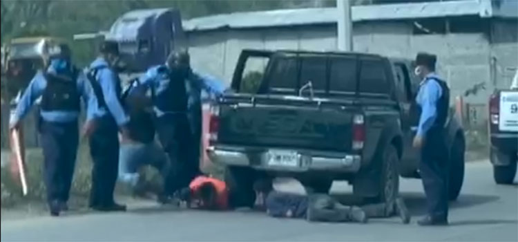 Policía investiga golpiza a manifestantes en SPS (Video)