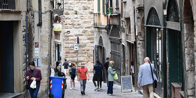 Familiares de víctimas de coronavirus en Italia presentan querella ante la justicia