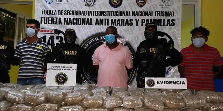 Presos por trasladar 210 libras de marihuana