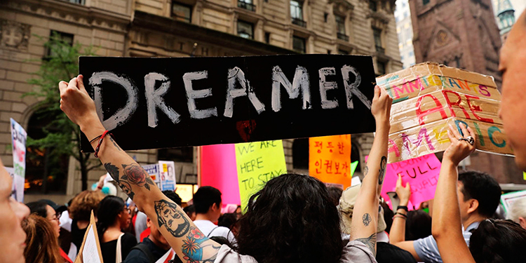 EE.UU. rechazará nuevas solicitudes al DACA y limitará