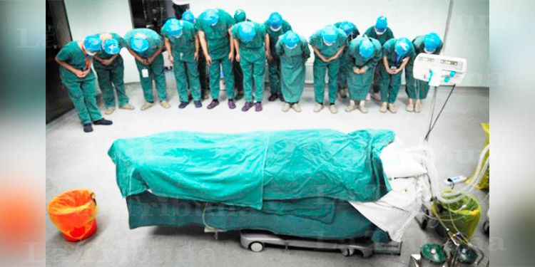 ¿Foto del último adiós a médico muerto por COVID-19 es de Honduras?