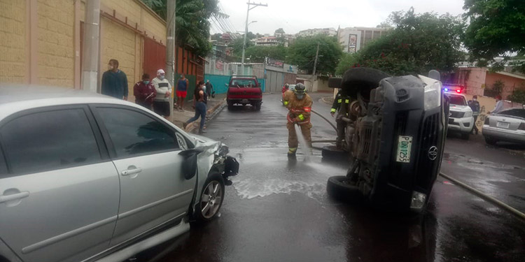 Tres personas a punto de perecer en choque