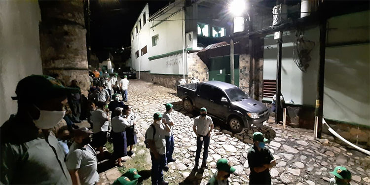 Negocian contrato colectivo en fábrica de aguardiente