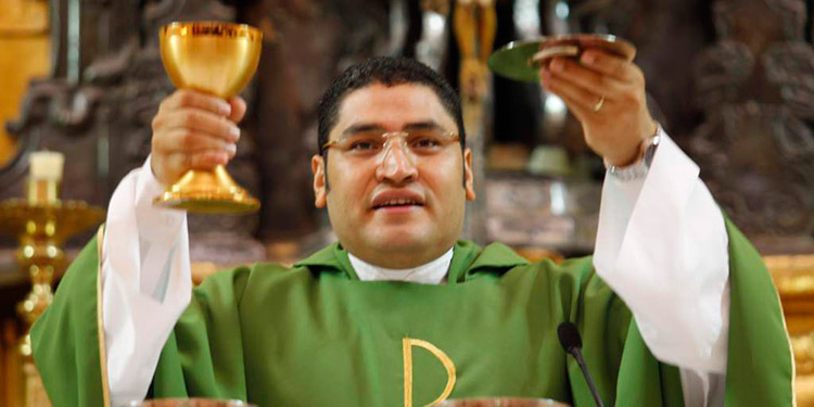 Padre Carlos Rubio Reapertura de la Iglesia Católica se está haciendo de manera paulatina