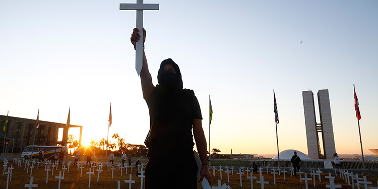 Mil cruces frente al Congreso por las víctimas de COVID-19 en manifestación contra Bolsonaro